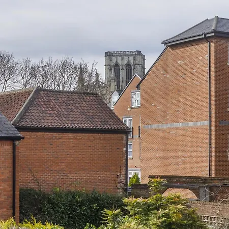 Monkgate Cloisters - Free Parking